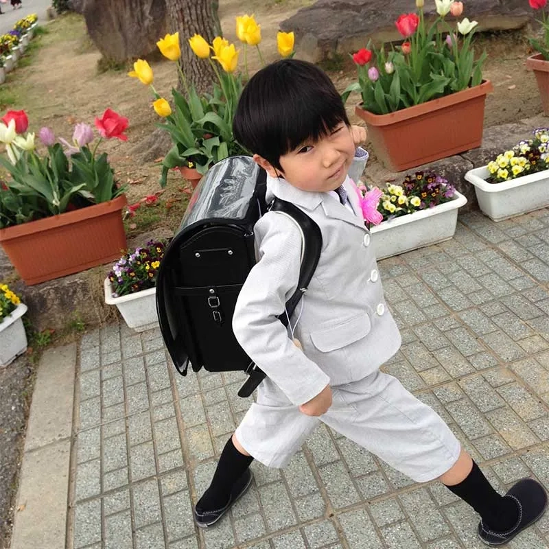 うれしそうにランドセルをなでています